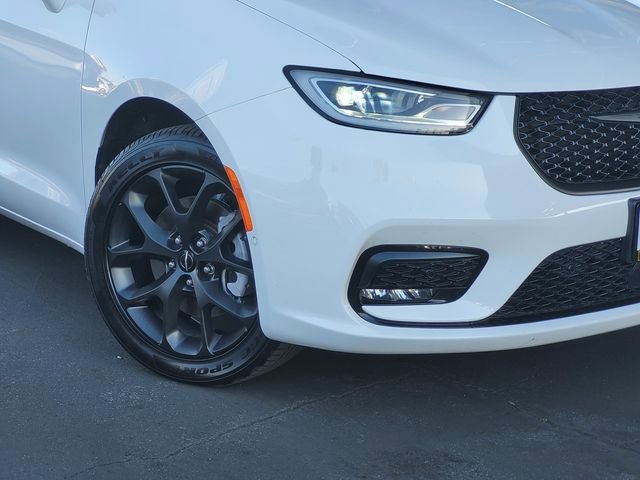 Certified 2022 Chrysler Pacifica Limited w/ S Appearance Package image 3