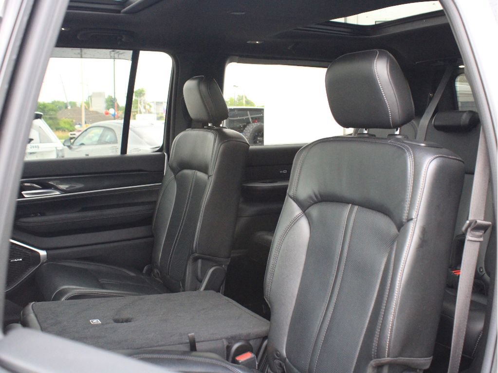 Used 2023 Jeep Wagoneer 4WD w/ Premium Group I image 29
