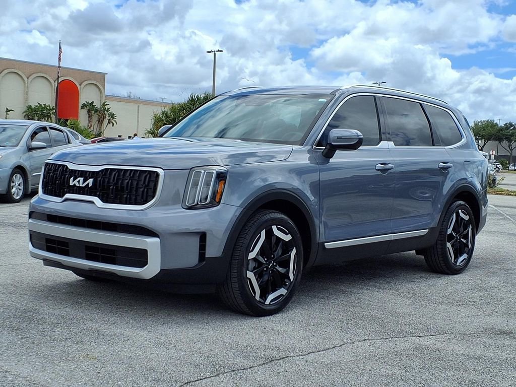 Used 2024 Kia Telluride EX w/ EX Captain's Chair Package FWD image 3