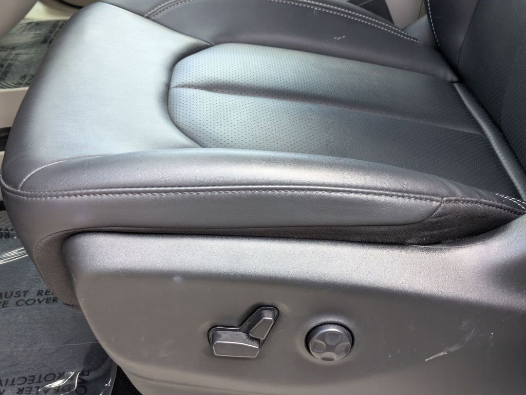 Used 2024 Chrysler Pacifica Touring-L image 15