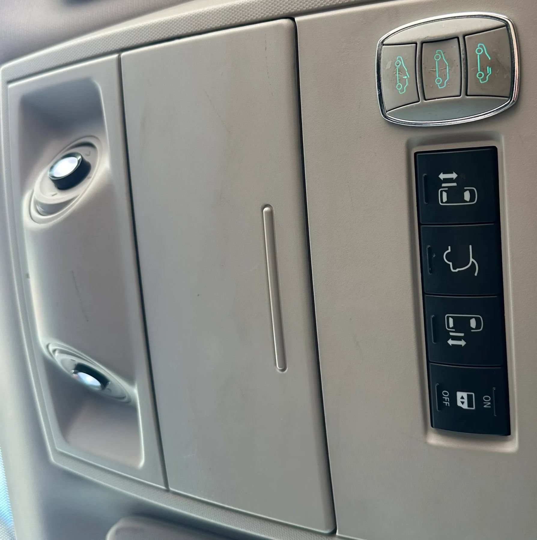 Used 2011 Chrysler Town & Country Touring-L w/ Driver Convenience Group FWD image 22