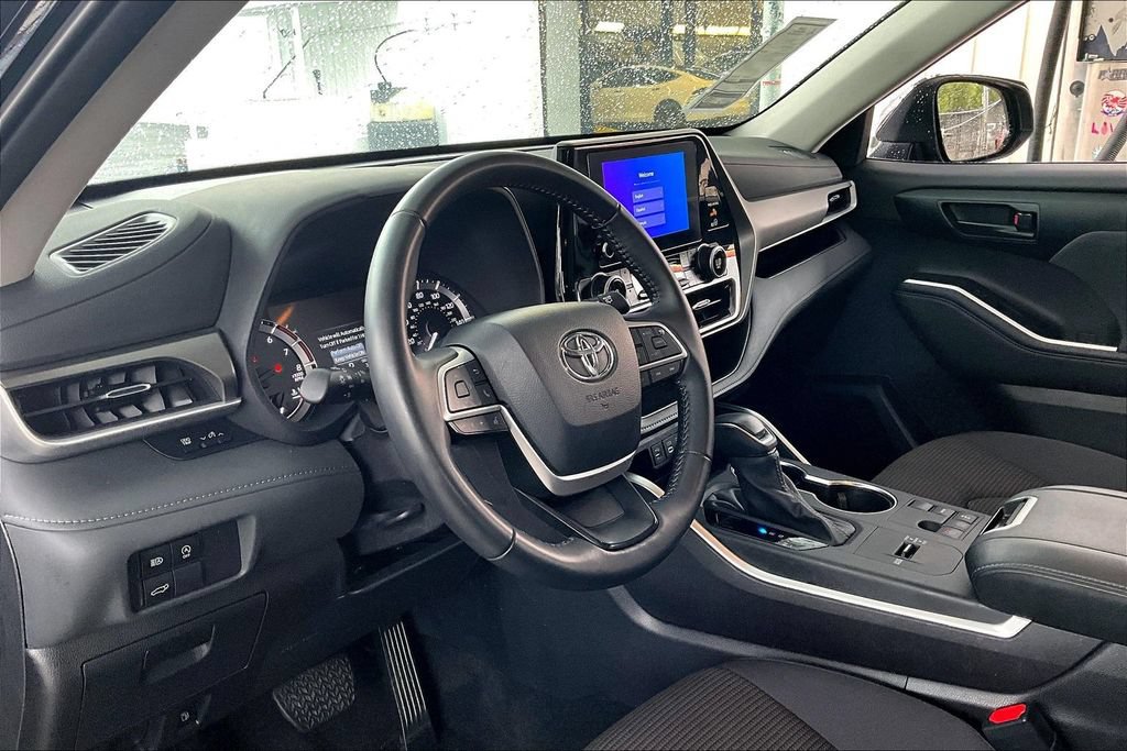Used 2025 Toyota Highlander LE FWD image 15