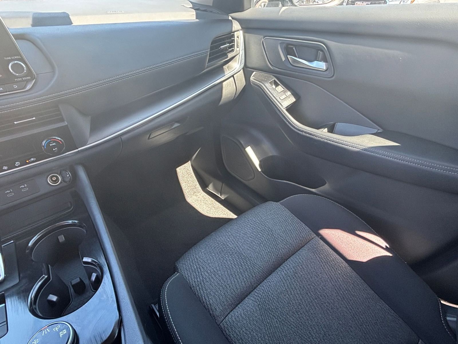 Used 2025 Nissan Rogue SV image 34