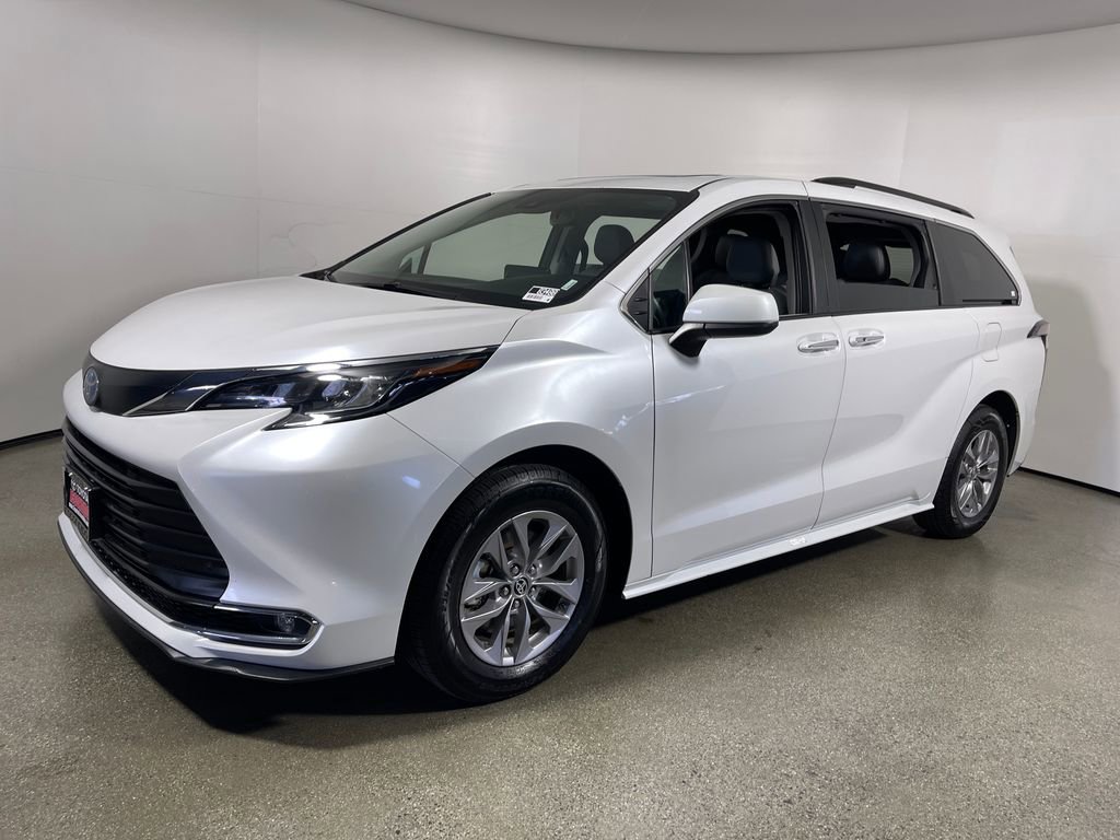 Certified 2024 Toyota Sienna XLE image 7