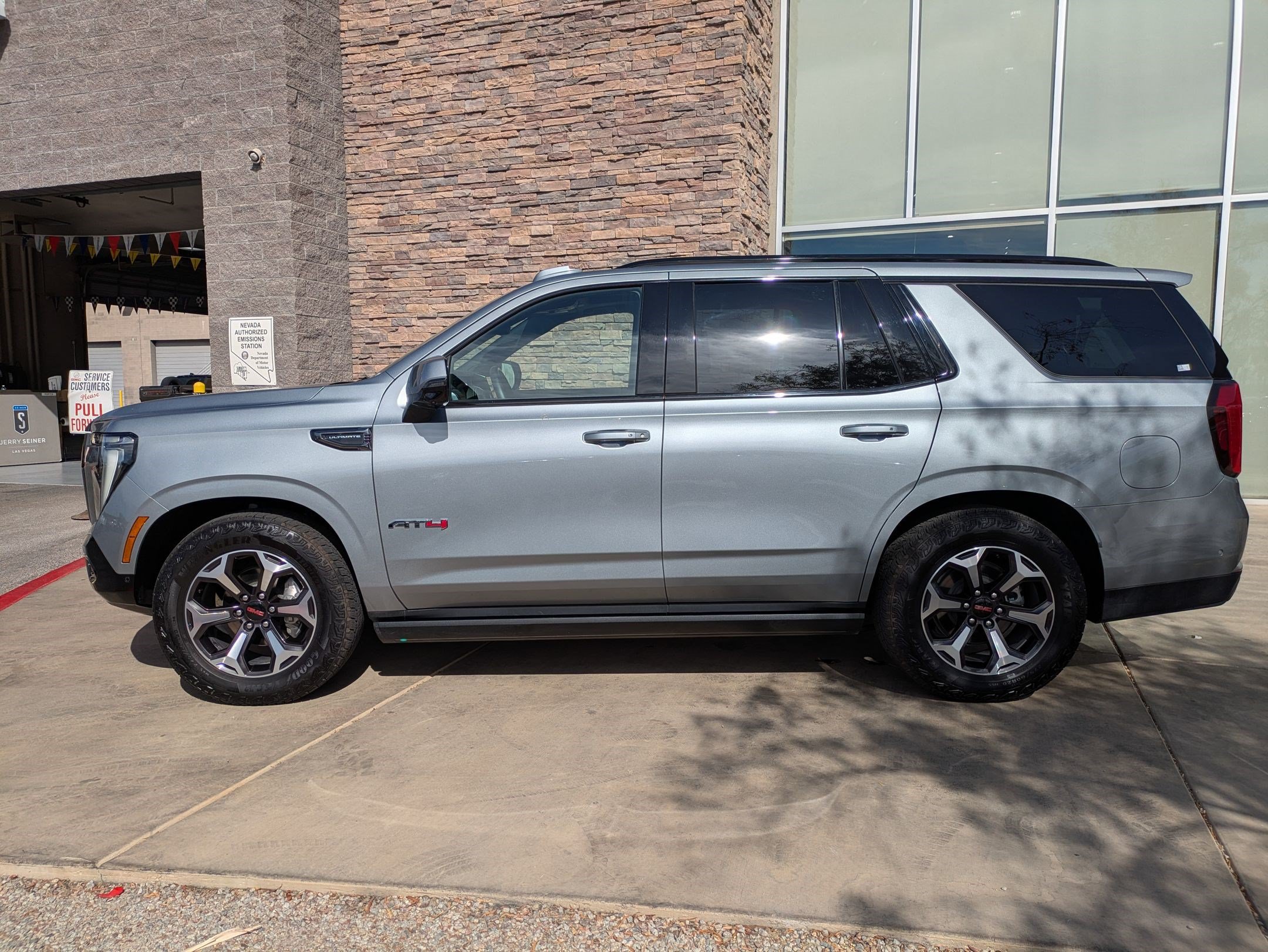 Certified 2025 GMC Yukon AT4 Ultimate AWD/4WD image 3