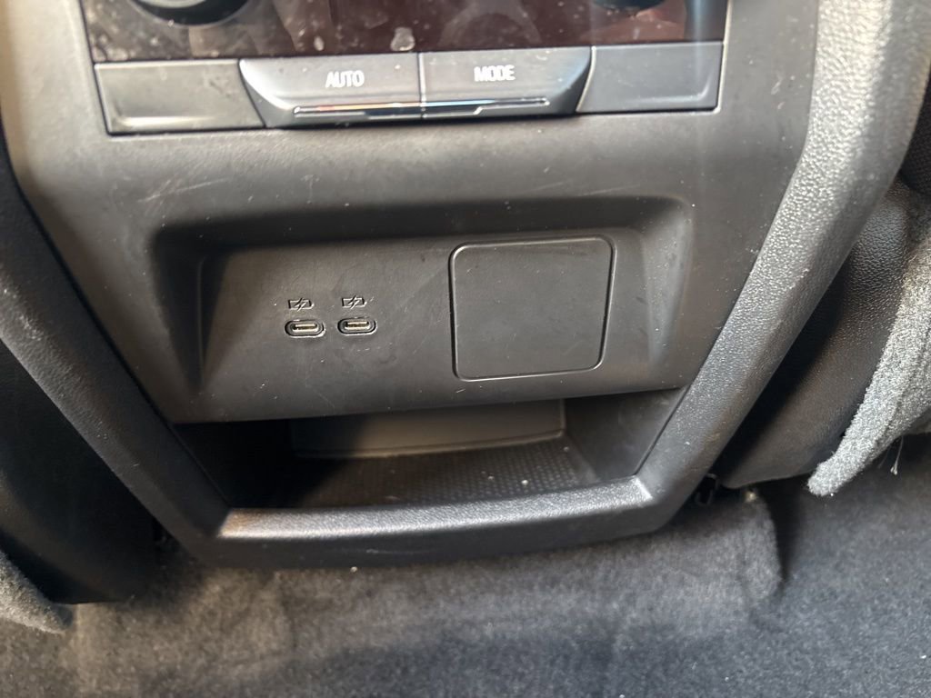 Used 2025 Chevrolet Traverse LT image 38