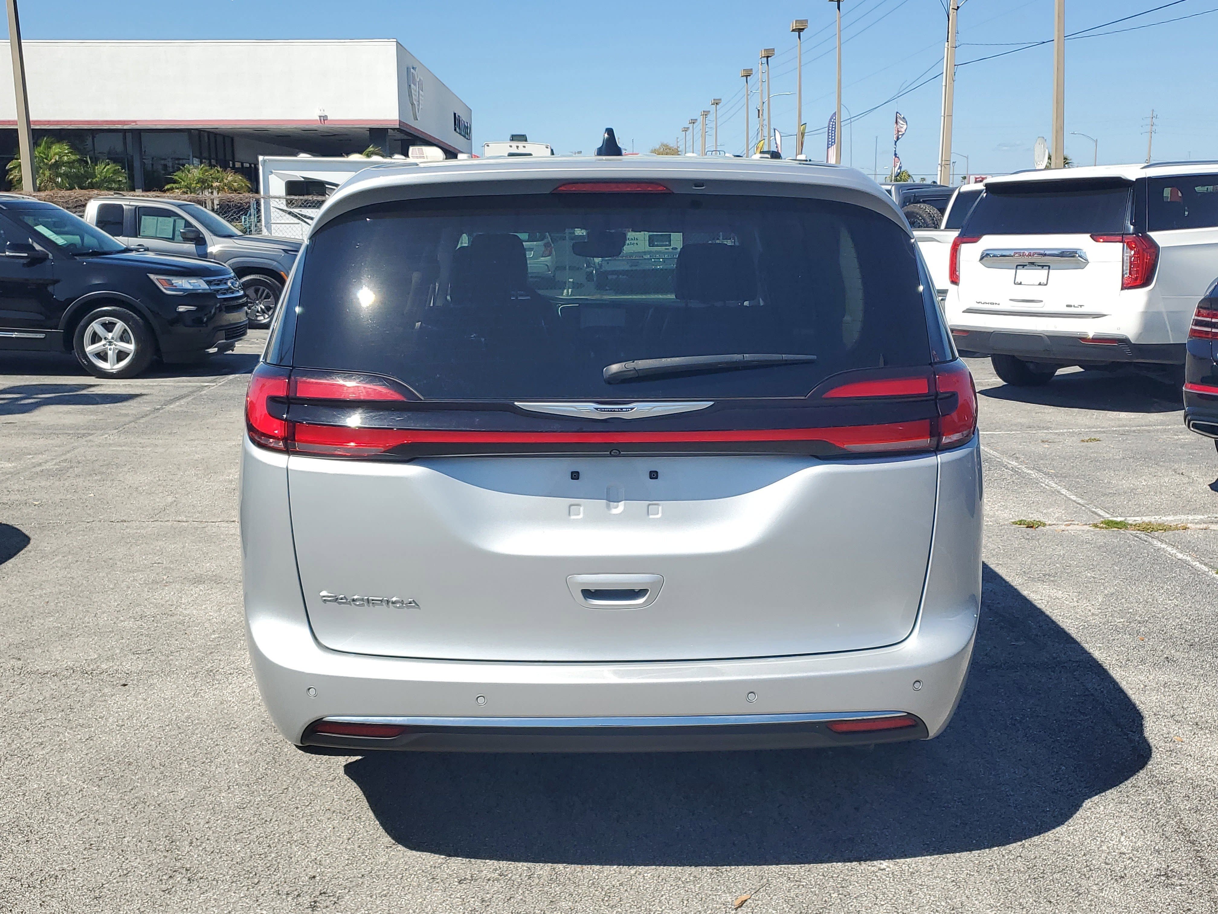 Used 2024 Chrysler Pacifica Touring-L FWD image 5