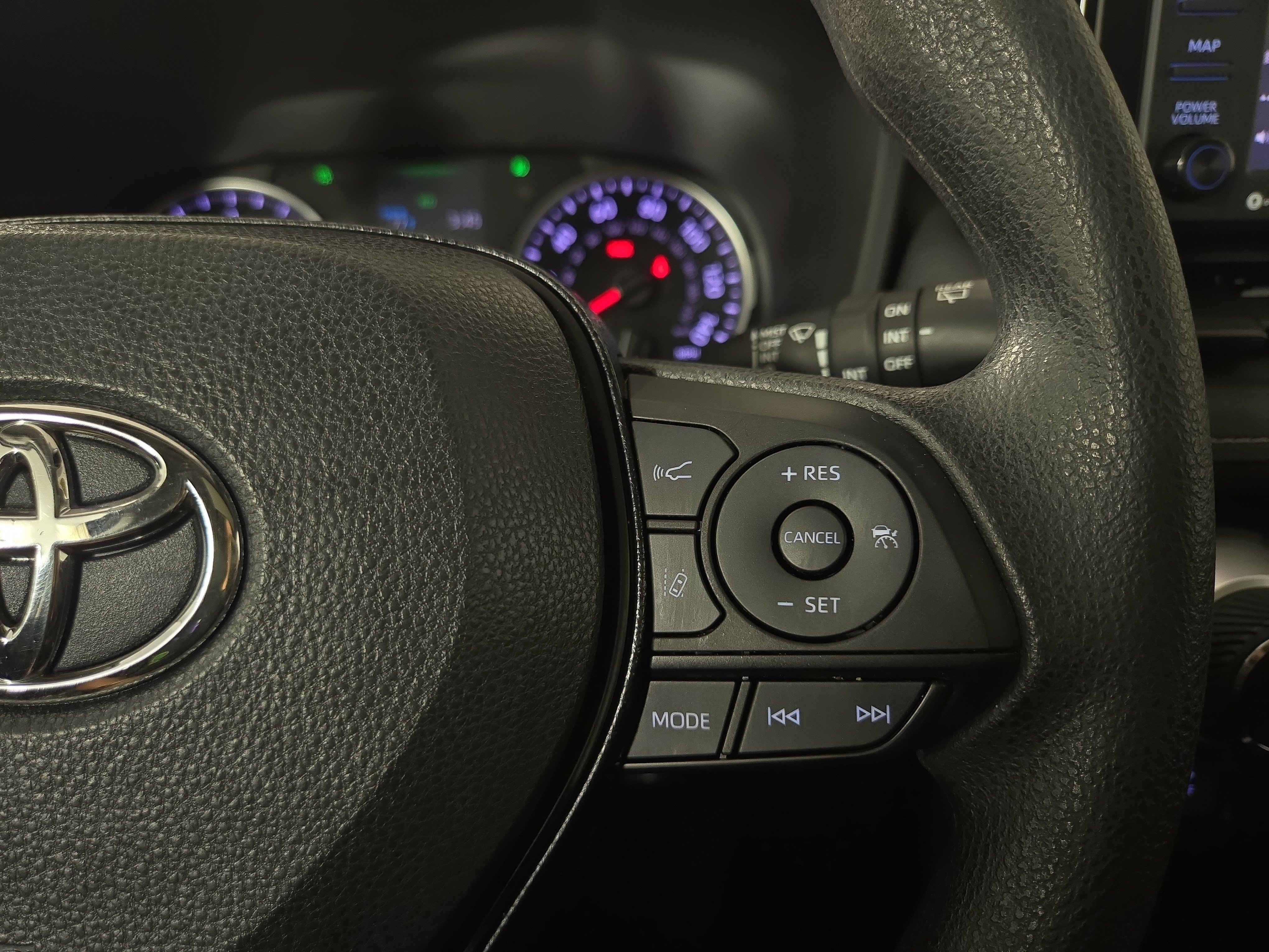Used 2020 Toyota RAV4 XLE w/ Convenience Package FWD image 17