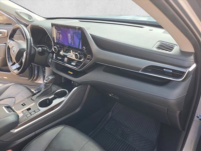 Used 2024 Toyota Highlander Limited FWD image 22