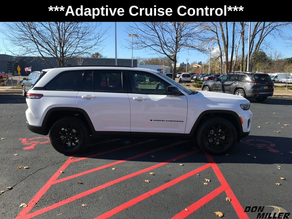 New 2025 Jeep Grand Cherokee Laredo image 4