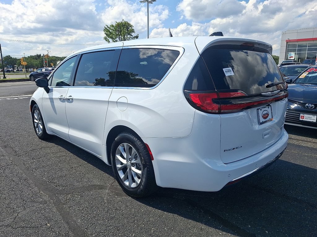 Used 2026 Chrysler Pacifica Limited FWD image 4