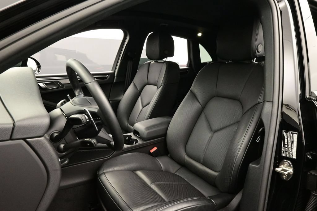 Certified 2025 Porsche Macan AWD/4WD image 5