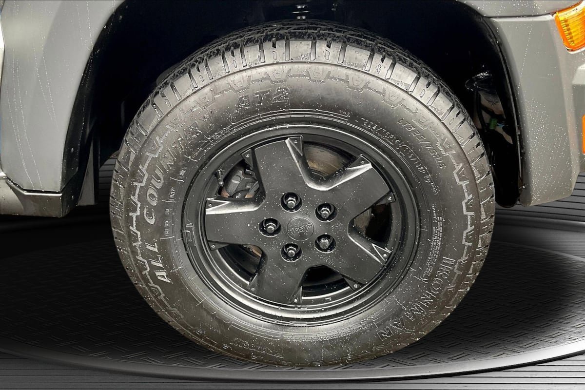 Used 2005 Jeep Liberty Sport AWD/4WD image 32