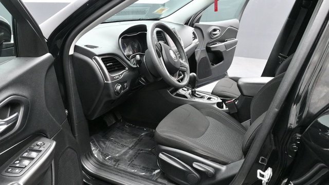Used 2020 Jeep Cherokee Latitude FWD image 17