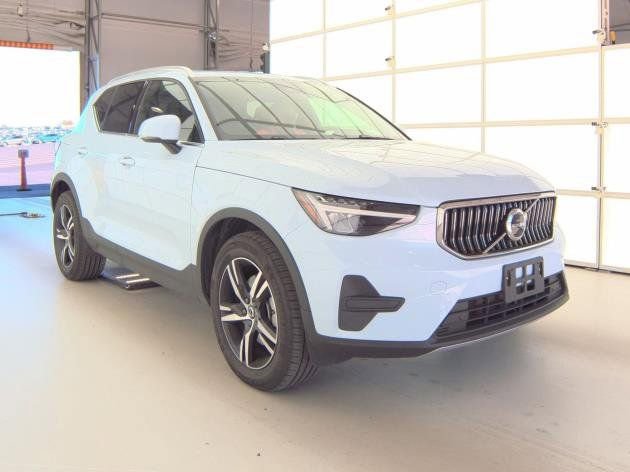 Certified 2025 Volvo XC40 B5 Core AWD/4WD image 2