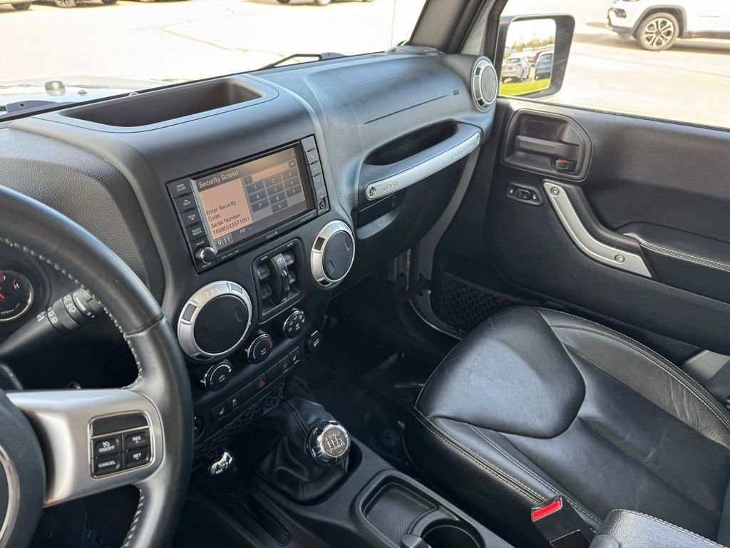 Used 2015 Jeep Wrangler Unlimited Rubicon AWD/4WD image 16