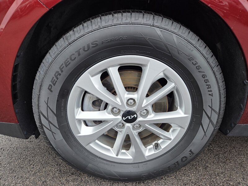 Used 2024 Kia Carnival LX FWD image 9