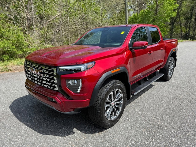 Used 2023 GMC Canyon Denali image 2