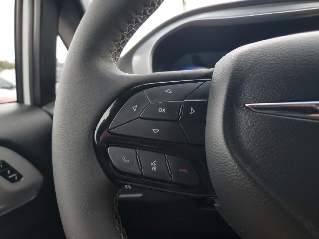 Certified 2025 Chrysler Pacifica Limited FWD image 26
