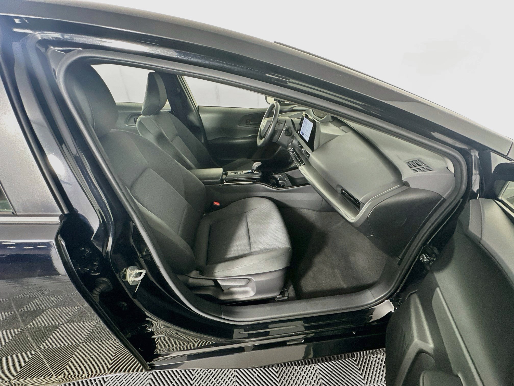 Used 2024 Toyota Prius LE FWD image 29