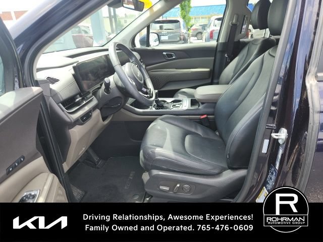 Used 2025 Kia Carnival EX FWD image 8
