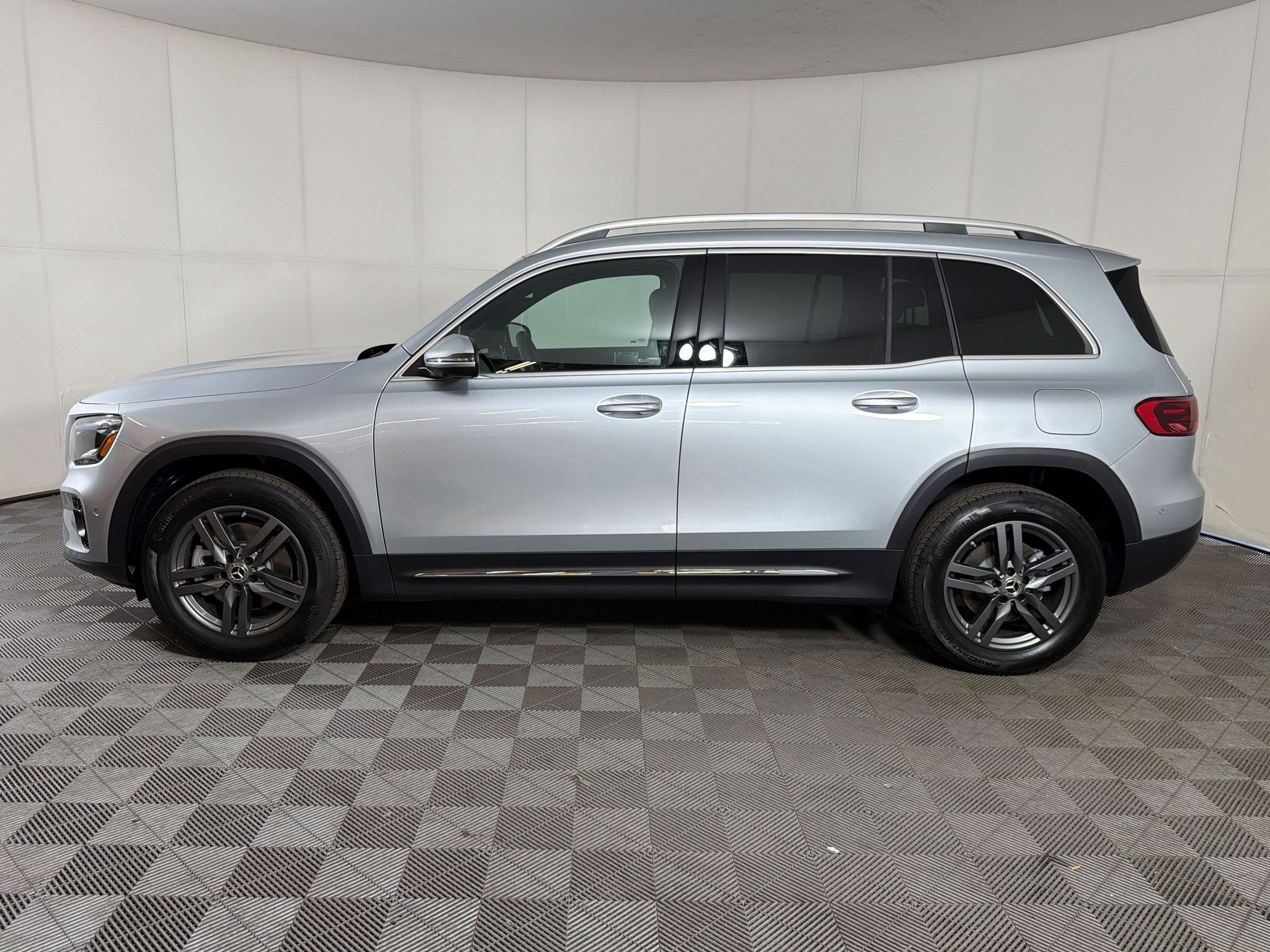 Used 2026 Mercedes-Benz GLB 250 4MATIC image 2