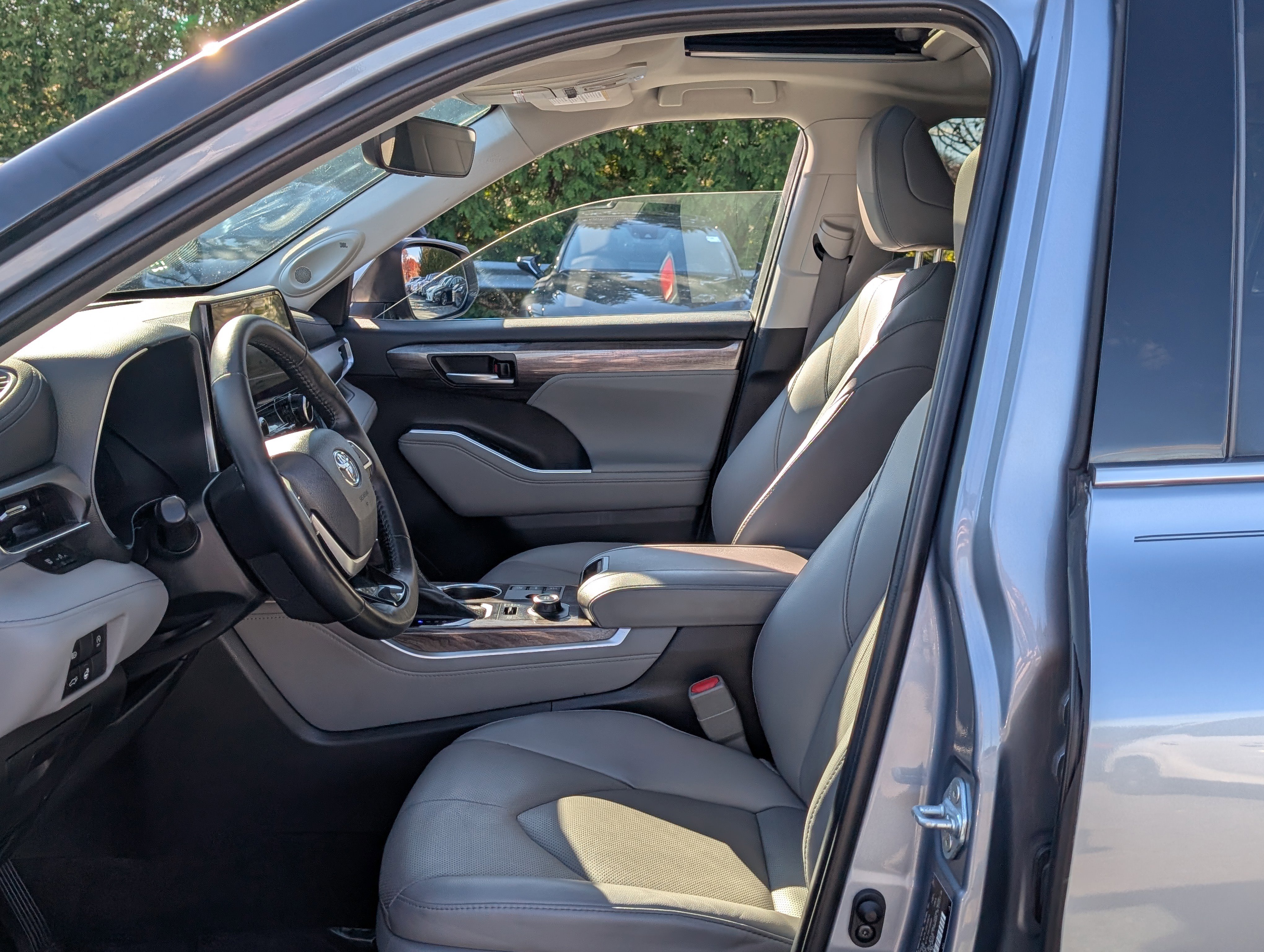 Used 2023 Toyota Highlander Limited image 17