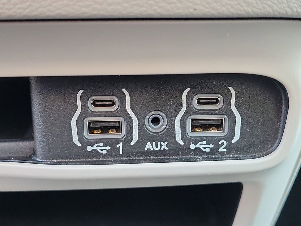 Used 2024 Chrysler Pacifica Touring-L image 25