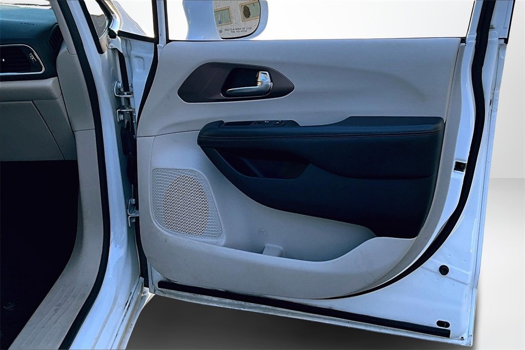 Used 2019 Chrysler Pacifica Touring-L Plus w/ Advanced Safetytec Group image 26