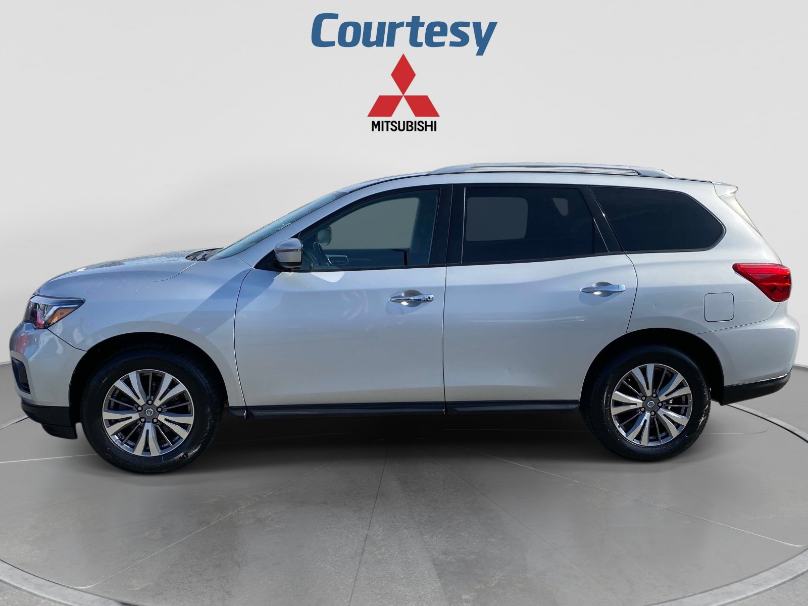 Used 2020 Nissan Pathfinder SV AWD/4WD image 2
