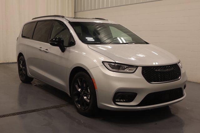 New 2026 Chrysler Pacifica Limited w/ S Appearance Package image 2