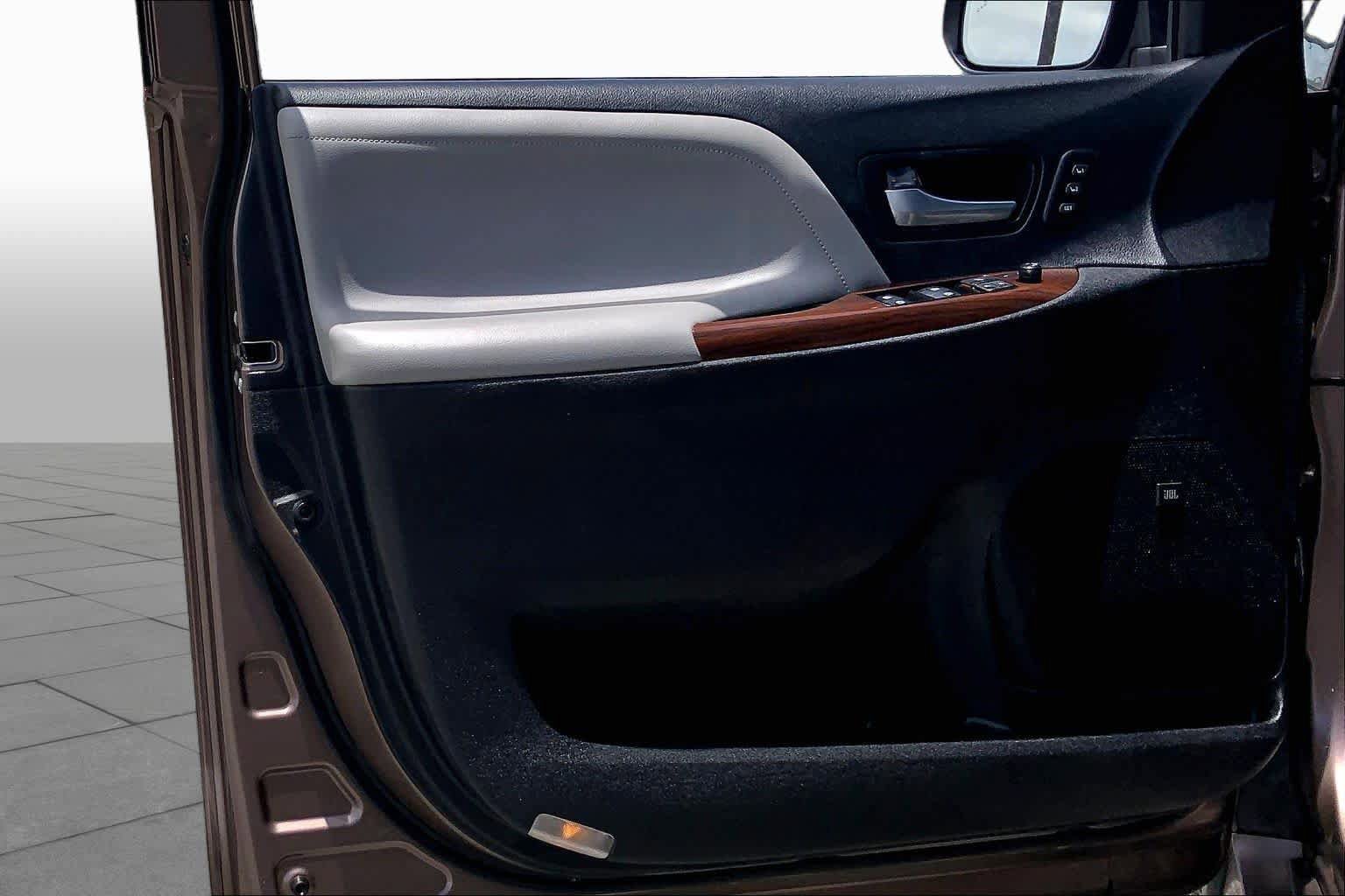 Used 2018 Toyota Sienna Limited FWD image 21