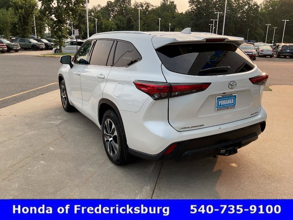 Used 2021 Toyota Highlander XLE AWD/4WD image 4
