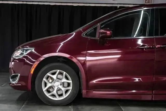 Used 2018 Chrysler Pacifica Touring Plus w/ Tire & Wheel Group FWD image 15