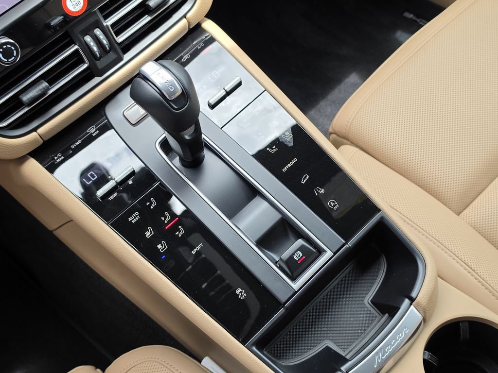 Used 2026 Porsche Macan AWD/4WD image 25