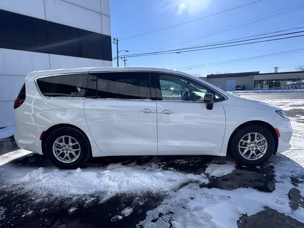 Used 2024 Chrysler Pacifica Touring-L image 6