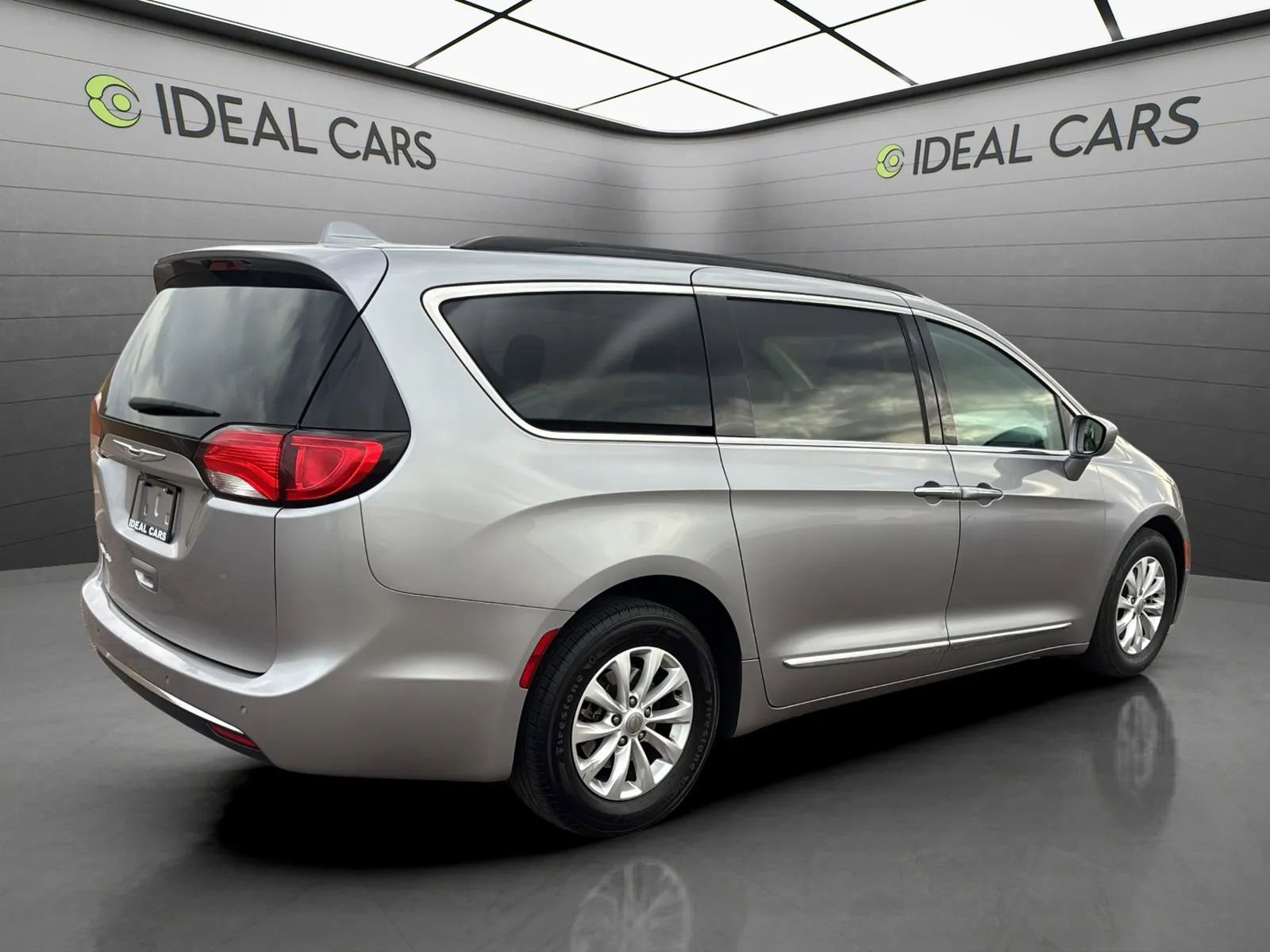 Used 2017 Chrysler Pacifica Touring-L FWD image 5