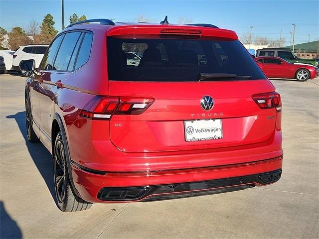 Certified 2024 Volkswagen Tiguan SE R-Line image 3