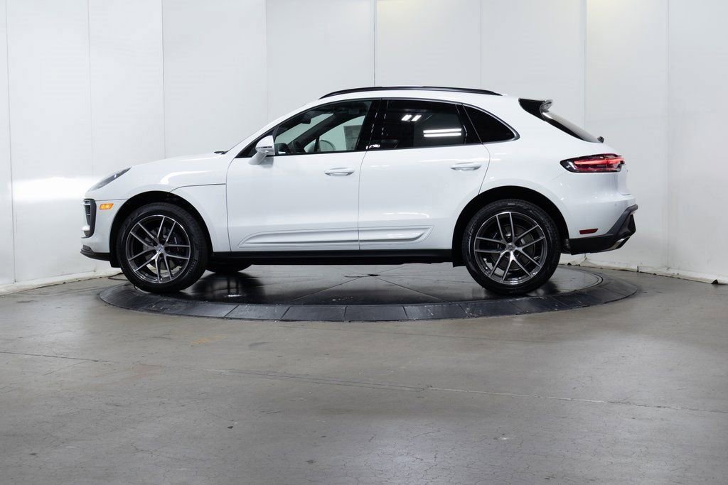Certified 2025 Porsche Macan image 2