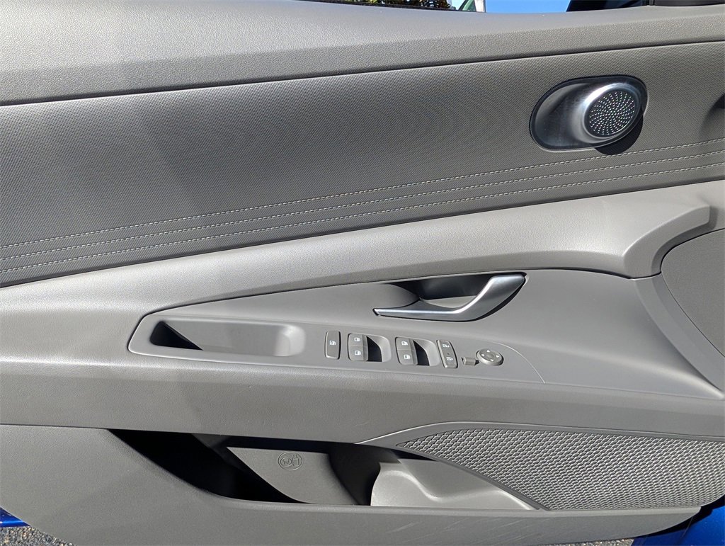 Used 2023 Hyundai Elantra SEL w/ Preferred Accessory Package image 19