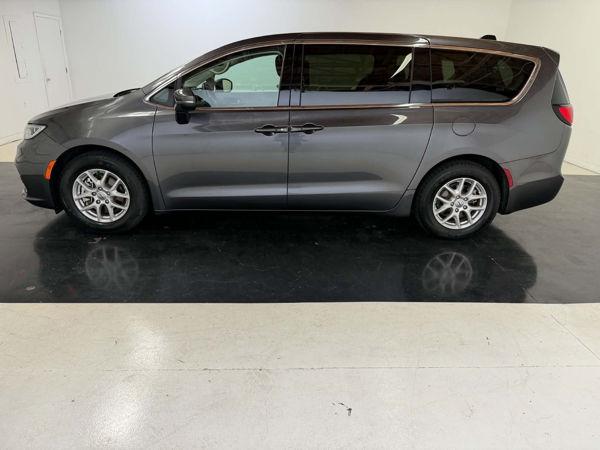Used 2023 Chrysler Pacifica Touring-L FWD image 9