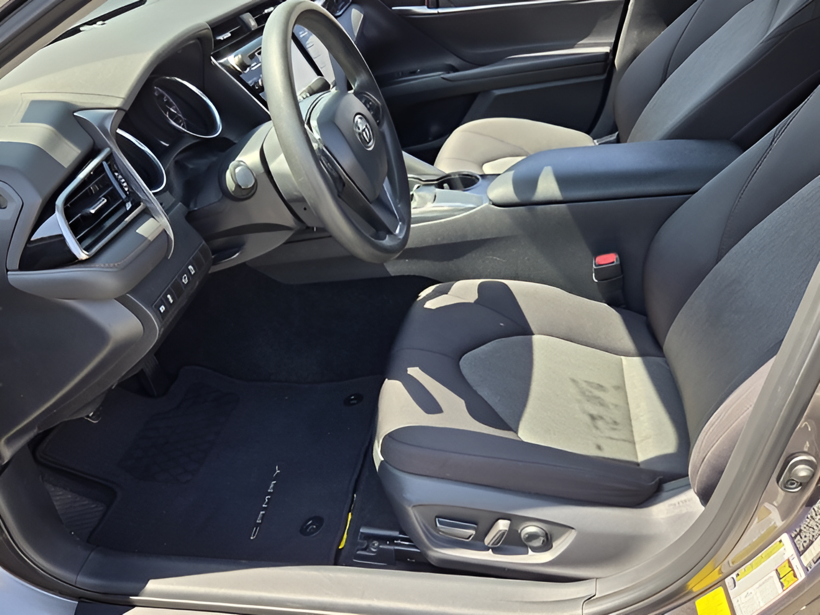 Used 2020 Toyota Camry LE FWD image 9