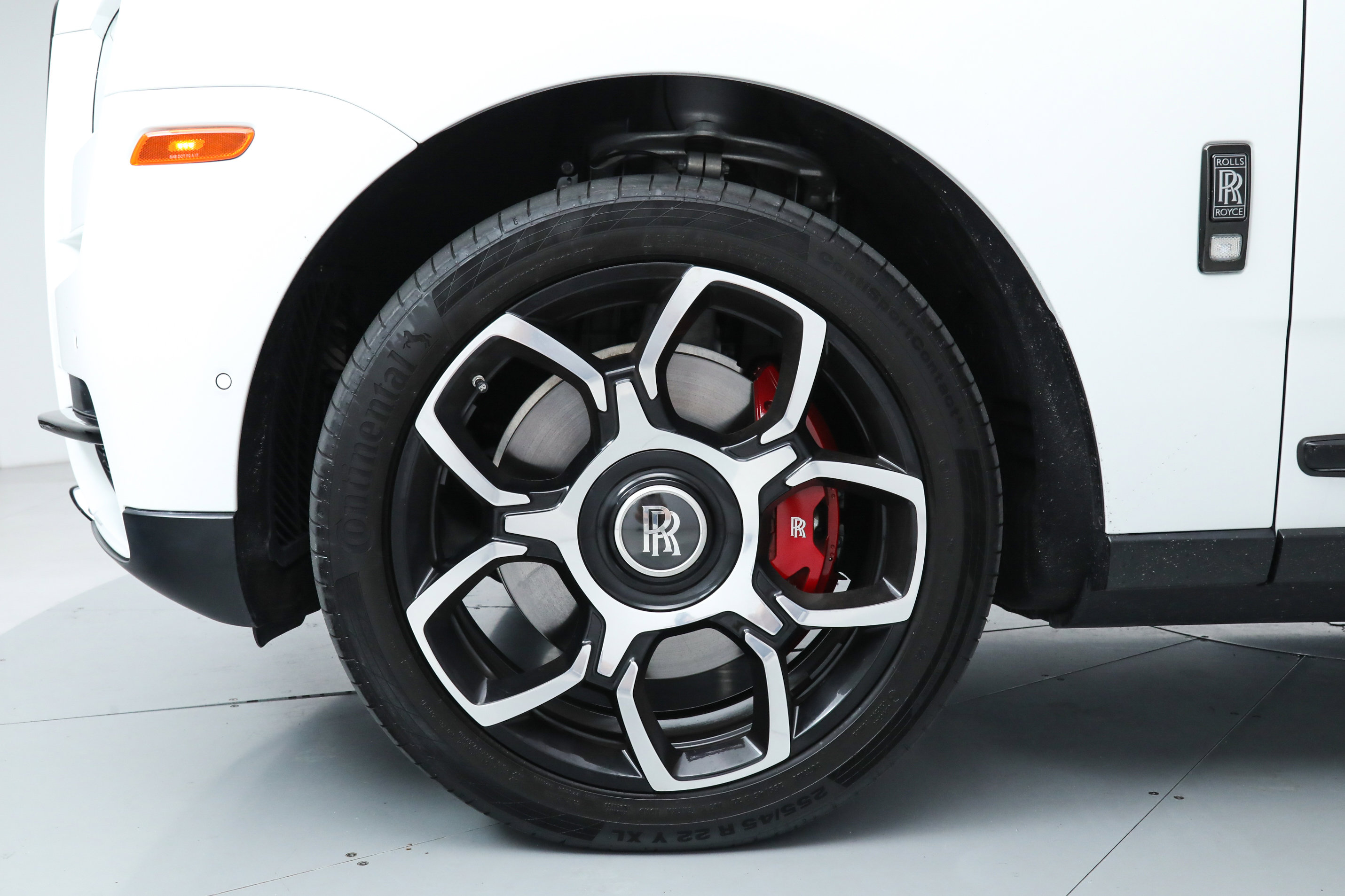 Used 2023 Rolls-Royce Cullinan Black Badge w/ Dark Exterior Package image 47