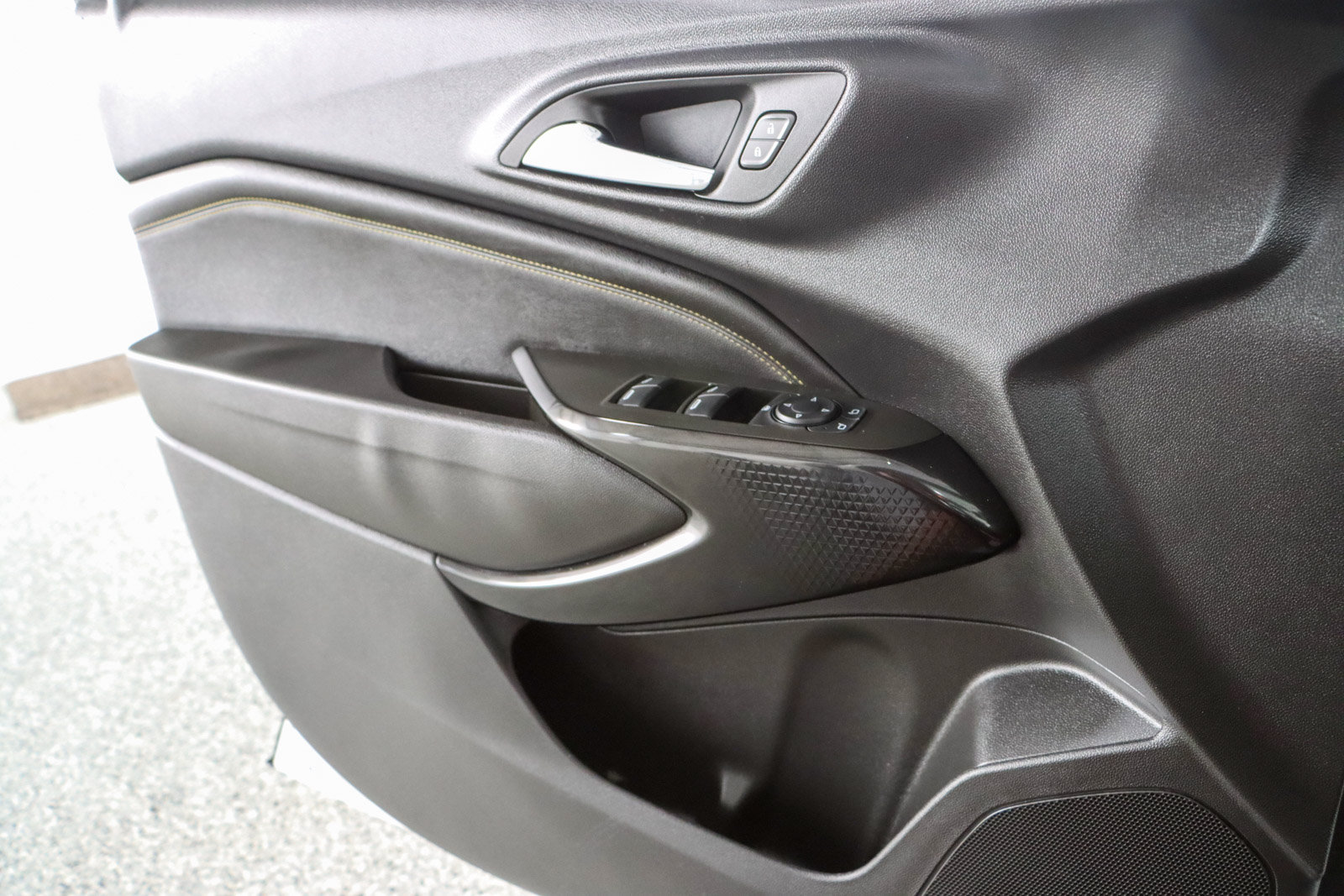 Used 2024 Chevrolet Trax LT w/ Sunroof Package FWD image 21
