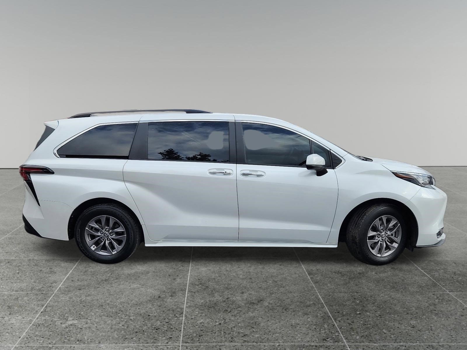 Certified 2023 Toyota Sienna XLE image 8