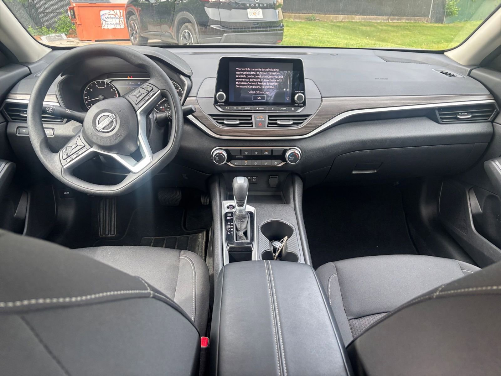 Used 2025 Nissan Altima 2.5 SV FWD image 31