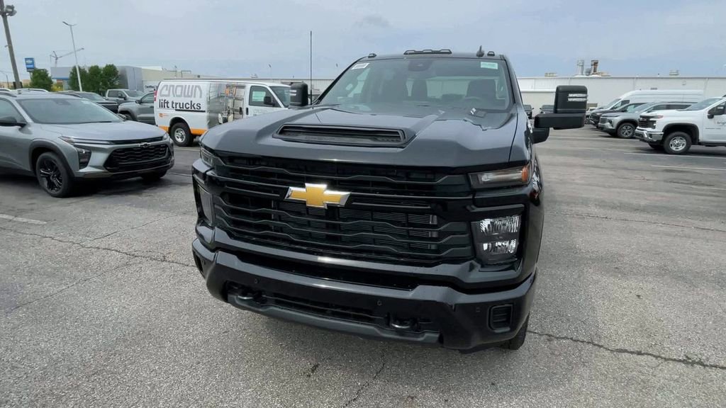 Used 2025 Chevrolet Silverado 2500 Custom w/ Custom Value Package image 5