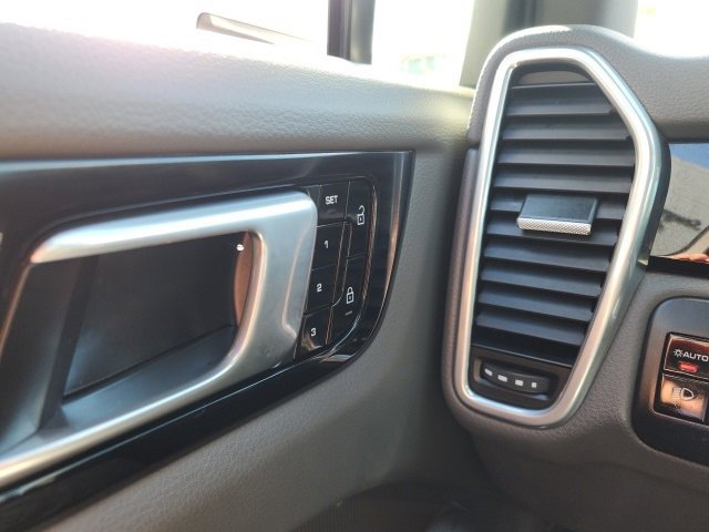 Used 2021 Porsche Cayenne w/ Premium Package image 38