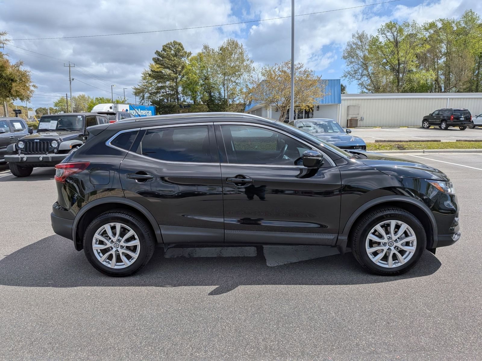 Used 2022 Nissan Rogue Sport SV image 2