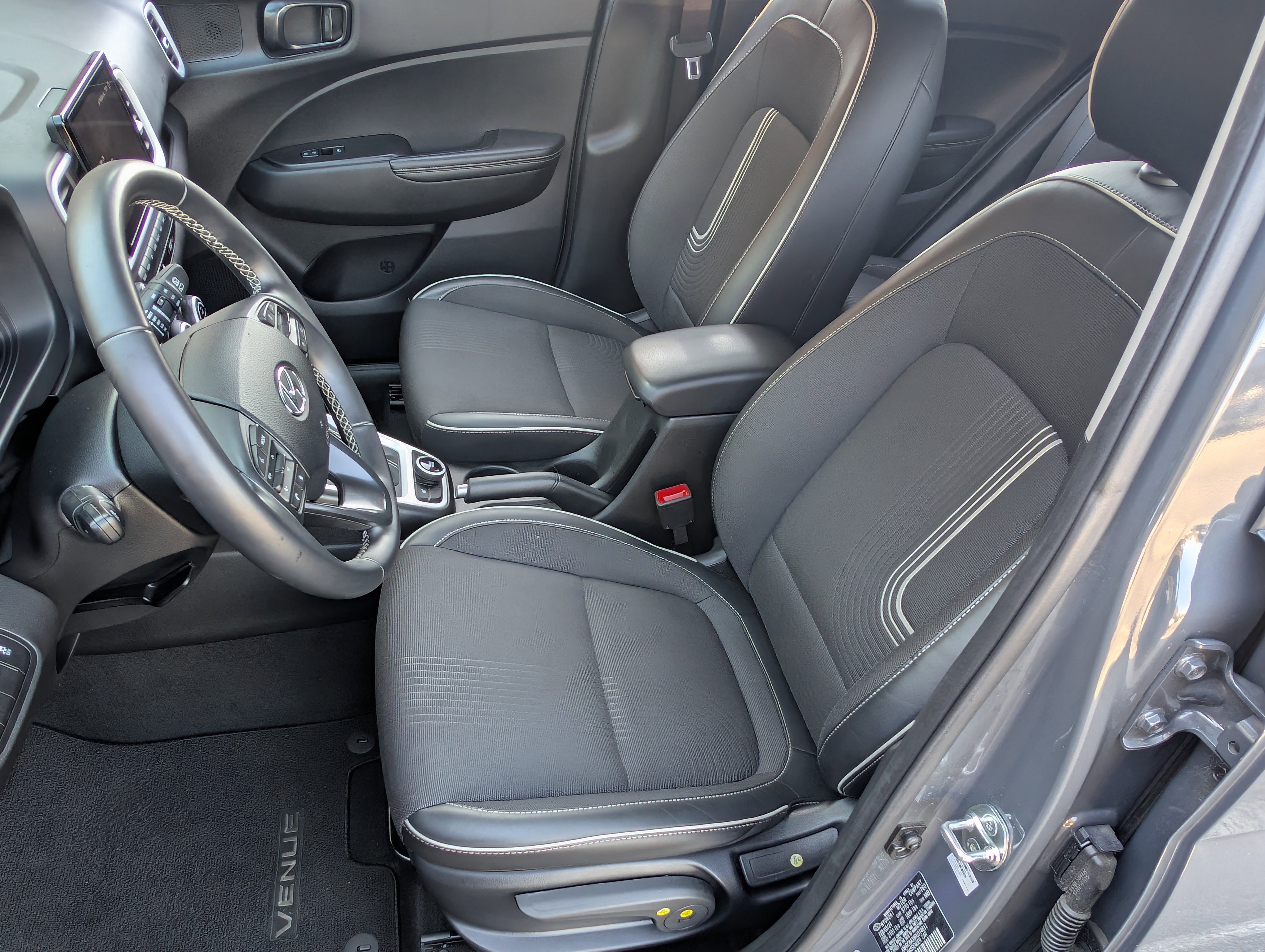 Used 2024 Hyundai Venue Limited image 15